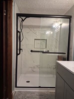 Chuveiro/banheira combinados, secador de cabelo, toalhas de banho 