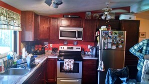 冷蔵庫、電子レンジ、オーブン、コンロ