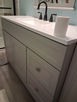 Combined shower/bathtub, hair dryer, towels, soap