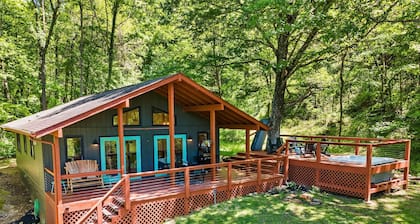 Charming cabin with hot tub & breathtaking views.