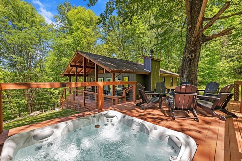 Charming cabin with  hot tub  & breathtaking views.
