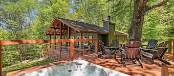 Charming cabin with hot tub & breathtaking views.