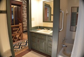 Combined shower/bathtub, hair dryer, towels