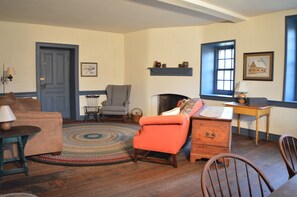 Smart TV, books - The 1764 Mohler House! Beautifully Restored Farmhouse 3BR/4BA on 9aces w/firepit (Ephrata)