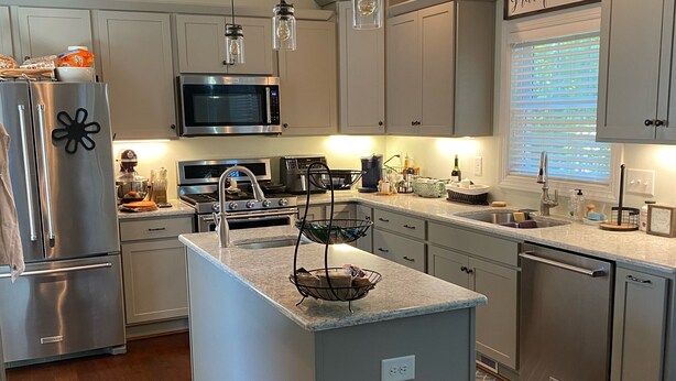 A modern kitchen with stainless steel appliances, a central island, pendant lighting, and a kitchen island with a basket. - Cozy Modern Cottage Style Home minutes from VT, RU, Christiansburg Aquatic Cente (Christiansburg)