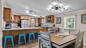 Ferienhaus, 4 Schlafzimmer | Essbereich im Zimmer