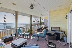 House, 5 Bedrooms | Balcony