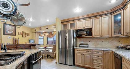 Spacious home w/ HOT TUB near UNR, San Rafael Park