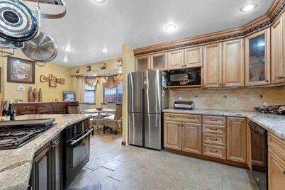 Spacious home w/ HOT TUB near UNR, San Rafael Park