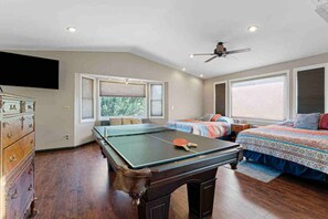 4 Schlafzimmer, Schreibtisch, Bügeleisen/Bügelbrett, Reisekinderbett