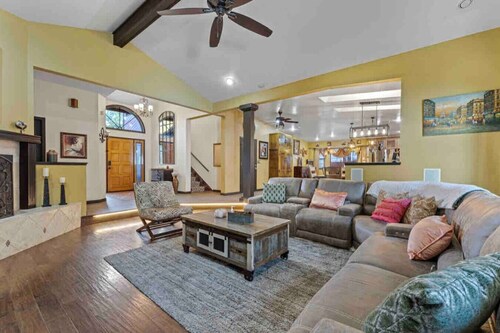 Spacious home w/ HOT TUB near UNR, San Rafael Park