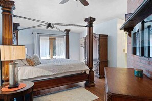 4 bedrooms, desk, iron/ironing board, travel crib - Spacious home w/ HOT TUB near UNR, San Rafael Park (Reno)
