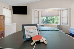4 bedrooms, desk, iron/ironing board, travel crib - Spacious home w/ HOT TUB near UNR, San Rafael Park (Reno)
