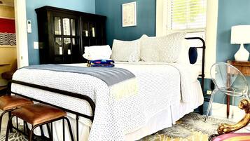 2 bedrooms, desk, iron/ironing board, WiFi