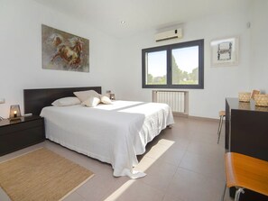 3 bedrooms, iron/ironing board, travel crib, free WiFi