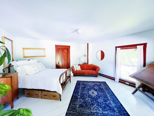 3 bedrooms, desk, iron/ironing board, travel crib