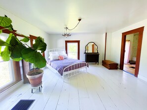 3 soverom, skrivebord, strykejern/-brett og reiseseng for barn