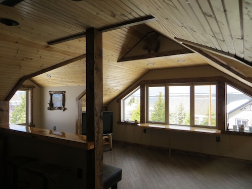 On the shores of Ducklake only minutes from Glacier Park, and Waterton Park park