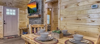 Creekside Cabin / Pet-Friendly, Hot Tub & Fire Pit