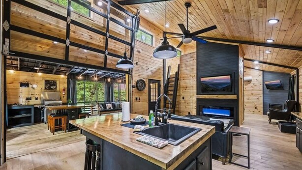 Interior - Romantic Smoky Mountain Getaway • Blackbear Lodge (Cosby)