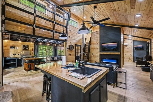 Romantic Smoky Mountain Getaway • Blackbear Lodge