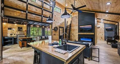 Romantic Smoky Mountain Getaway • Blackbear Lodge