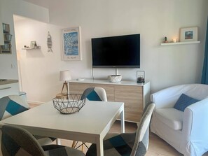 Dining - Seaside terrace apartment (Saint-Mandrier-sur-Mer)