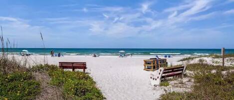 Am Strand, Liegestühle, Strandtücher