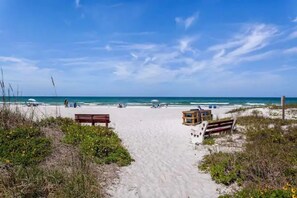Plage, chaises longues, serviettes de plage