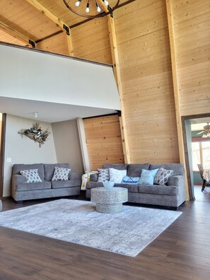 Smart TV, video games, DVD player, foosball - Waterfront Cabin on Beautiful Peavy Lake! Sandy Beach with Crystal Clear Waters! (Hillman)