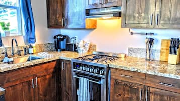 Fridge, oven, stovetop, coffee/tea maker
