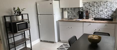 Refrigerador, microondas, parrilla de estufa y cafetera y tetera