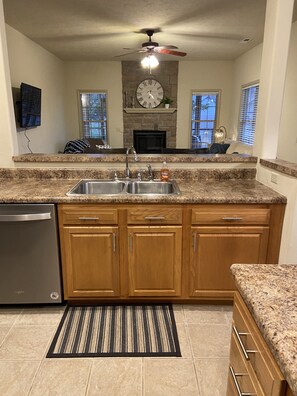 Fridge, microwave, oven, stovetop - Perfect Family friendly Branson Getaway! Pool, Golf, awesome amenities! (Branson West)