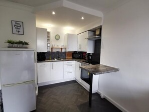 Køleskab, mikrobølgeovn, ovn, kogeplade