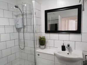 Douche, séchoir à cheveux, serviettes fournies