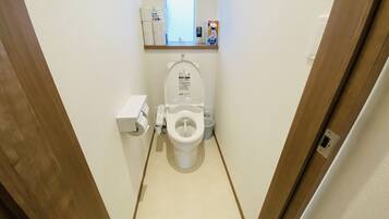 Standaard villa | Badkamer | Een bidet, handdoeken, zeep, shampoo