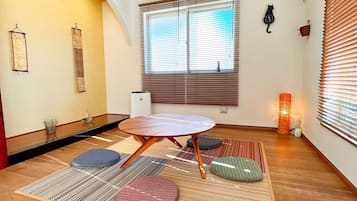 Standard-Villa | Wohnbereich | 32-Zoll-LCD-Fernseher mit Satellitenempfang, Fernseher