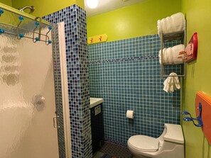 Dusche, Haartrockner, Handtücher, Seife