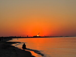 In Strandnähe, Liegestühle, Strandtücher