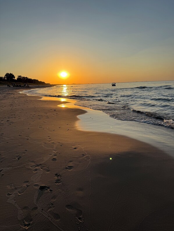 Beach nearby, sun-loungers, beach towels