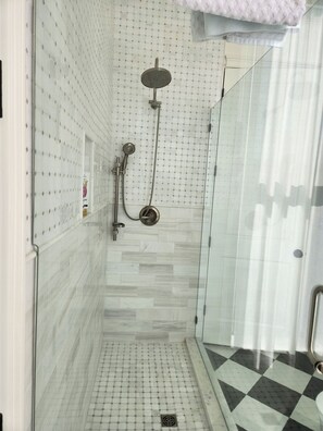 Dusche, Haartrockner, Handtücher, Toilettenpapier