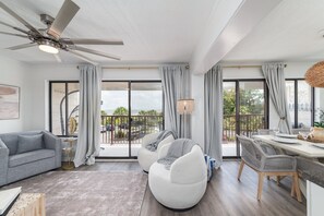 Flat-screen TV, stereo - 215 Ocean View | Steps to Beach | Pools & Tennis (Hilton Head Island)