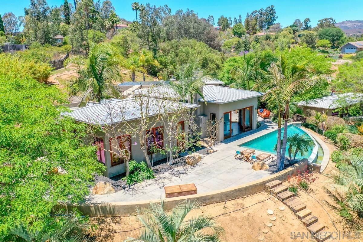 3 acre private estate, escape the world but also super close to town