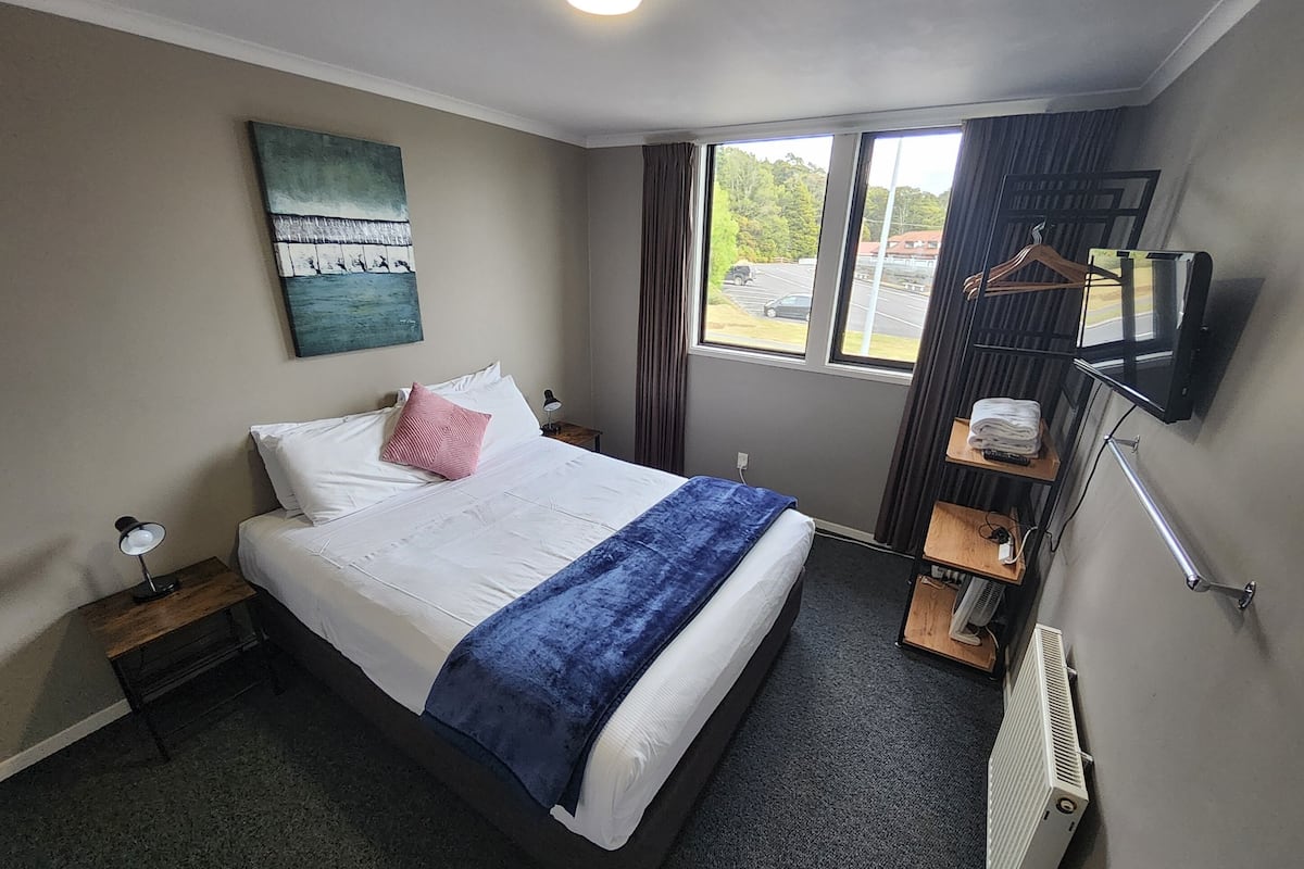 Standaard kamer, 1 queensize bed, gedeelde badkamer | Gratis wifi, beddengoed