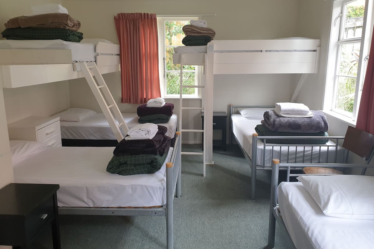 Dormitorio compartido básico, varias camas, baño compartido | Wifi gratis y ropa de cama