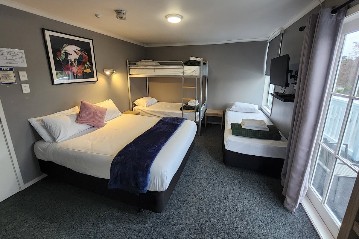 Familiekamer, en-suite badkamer, uitzicht op bergen | Gratis wifi, beddengoed