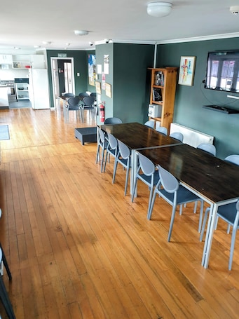 Standard Twin Room, 2 Twin Beds, Shared Bathroom | Shared kitchen facilities | Fridge, microwave, cookware/dishes/utensils