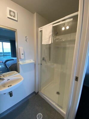 Chambre Deluxe double, 1 grand lit, salle de bain attenante | Salle de bain | Douche, serviettes fournies