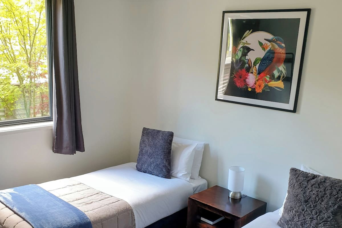 Standaard Twin kamer, 2 eenpersoonsbedden, gedeelde badkamer | Gratis wifi, beddengoed
