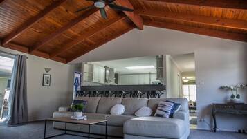 Smart TV, fireplace, stereo